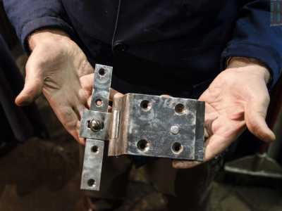 Una cerniera da infissi di inizio 900: � stata recuperata dal portone originale di uno dei villini postelegrafonici di Carrassi